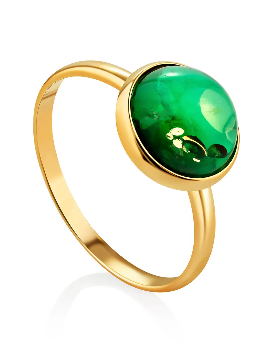 картинка Яркое стильное кольцо из золоченного серебра с янтарём изумрудного цвета «Сорбонна» в онлайн магазине