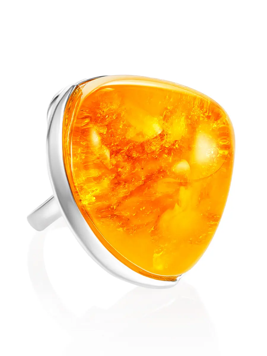 картинка Объёмное кольцо с натуральным цельным янтарём в онлайн магазине