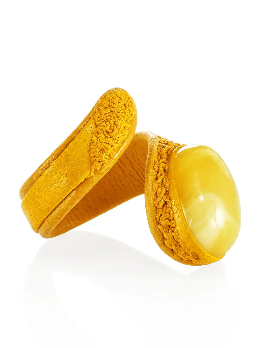 картинка Оригинальное кольцо жёлтого цвета из натуральной кожи и янтаря «Змейка» в онлайн магазине