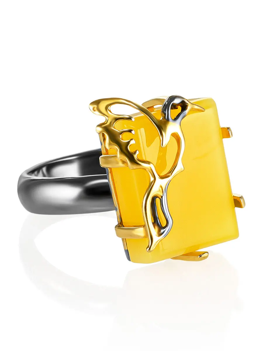 картинка Оригинальное кольцо с цельным янтарём медового цвета «Колибри» в онлайн магазине
