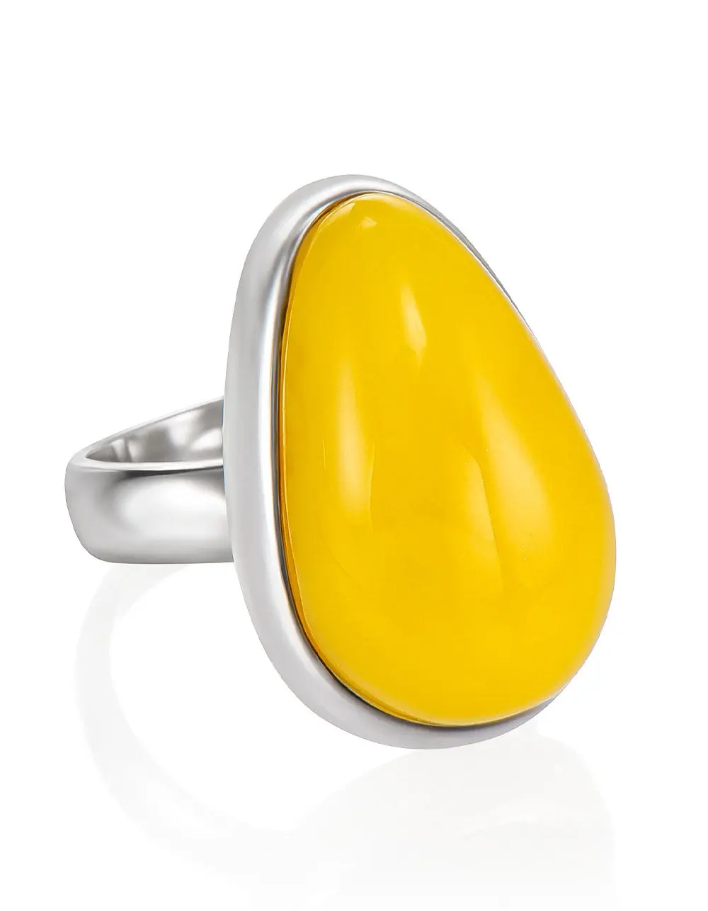 картинка Кольцо с крупной вставкой из натурального медового янтаря «Глянец» в онлайн магазине