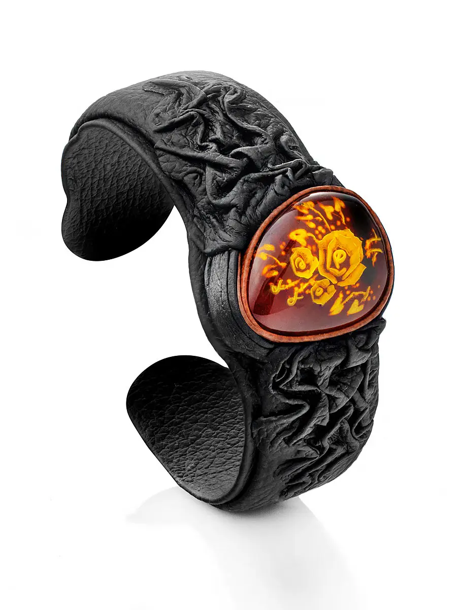 картинка Необычный браслет из кожи и натурального янтаря с резьбой «Амазонка» в онлайн магазине