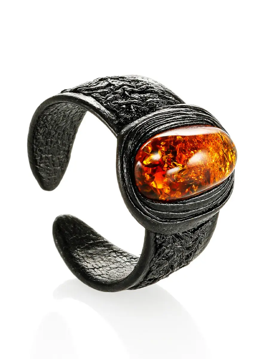 картинка Стильное кольцо из кожи и натурального цельного янтаря «Нефертити» в онлайн магазине