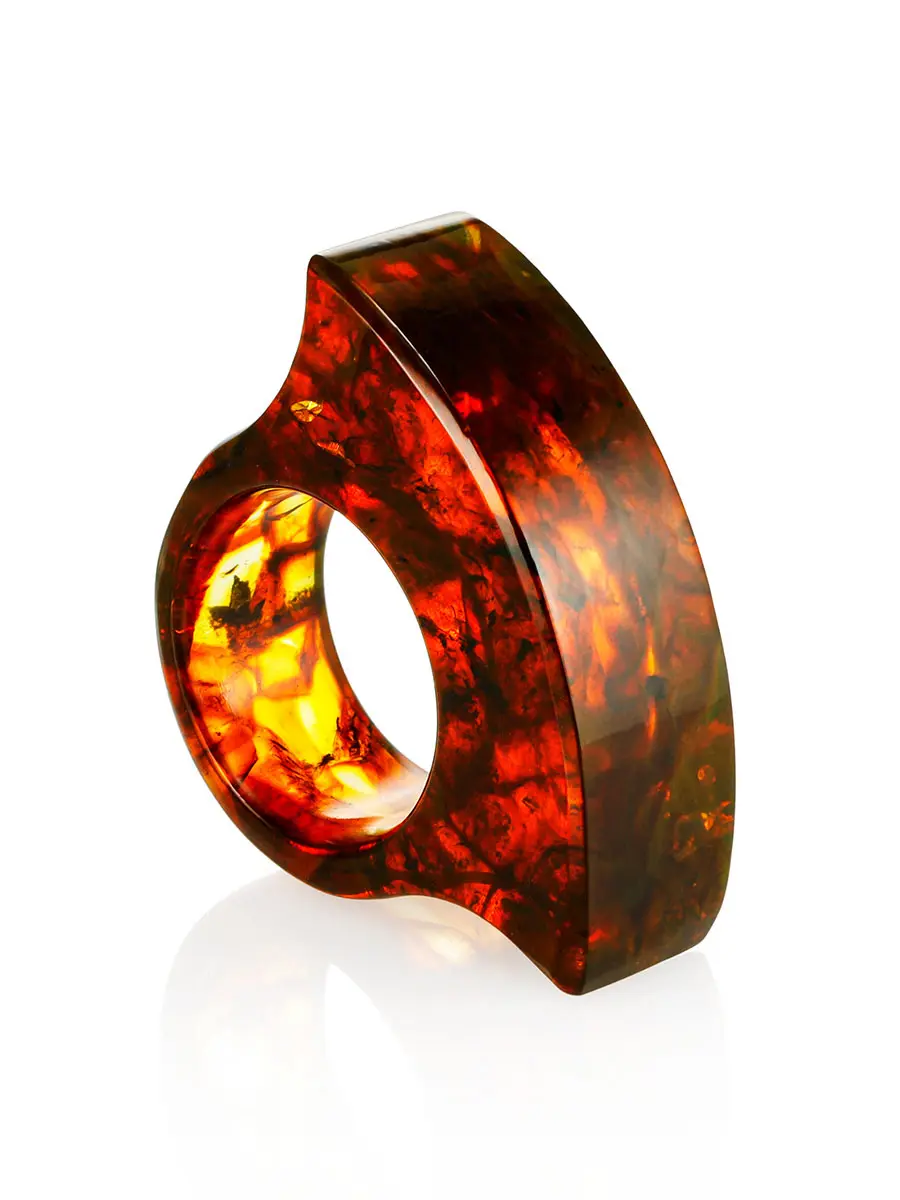 картинка Стильное кольцо из натурального формованного вишнёвого янтаря «Везувий» в онлайн магазине