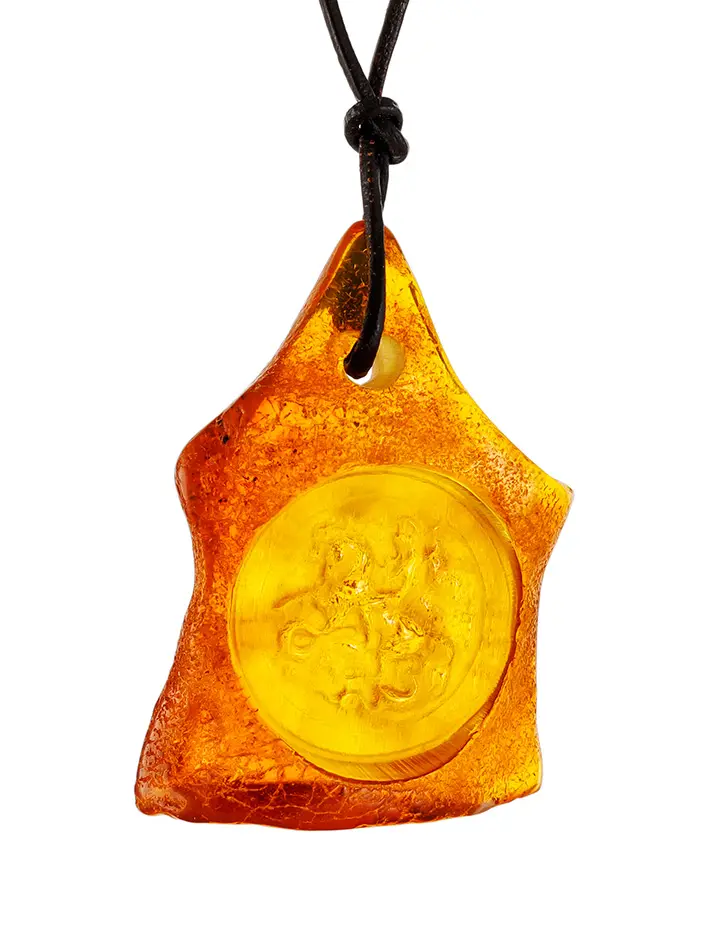картинка Резная подвеска из цельного янтаря «Святой Георгий Победоносец» в онлайн магазине