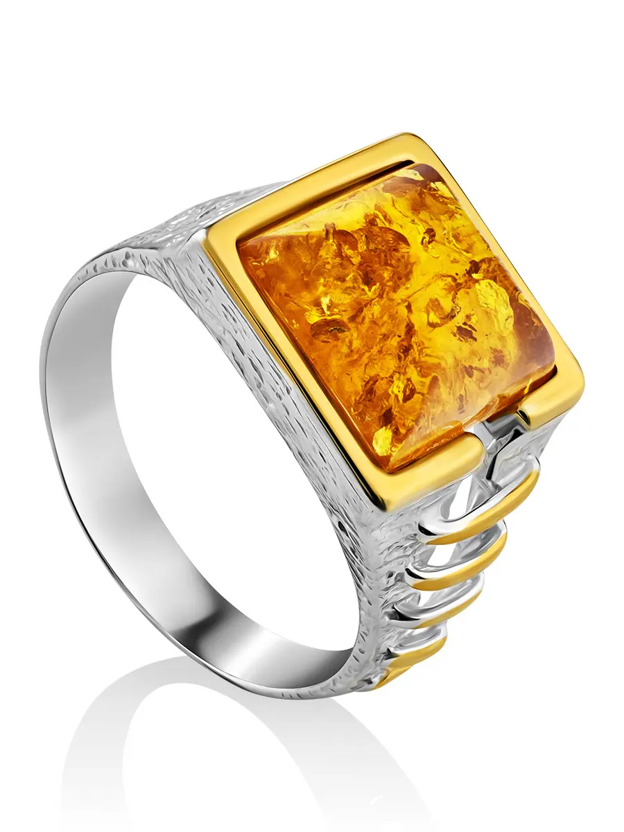 картинка Мужской перстень из текстурного серебра с золочением и янтаря «Цезарь» в онлайн магазине