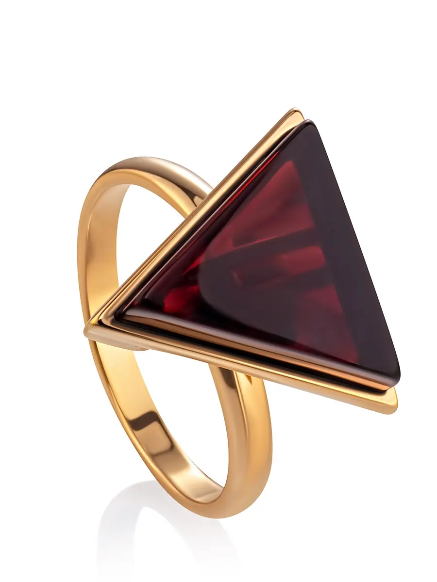 картинка Стильное позолоченное кольцо с тёмно-вишнёвым янтарём «Монблан» в онлайн магазине