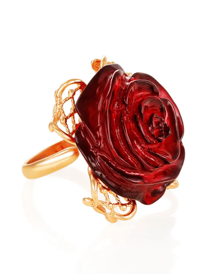 картинка Красивое резное кольцо из натурального красного янтаря в позолоченном серебре «Версаль» в онлайн магазине