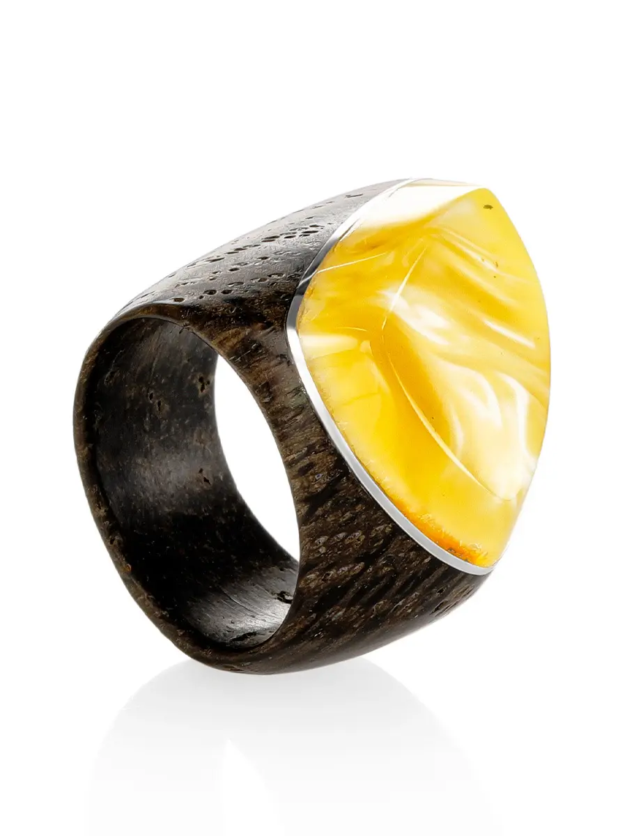 картинка Стильное кольцо из дерева и натурального янтаря «Индонезия» в онлайн магазине
