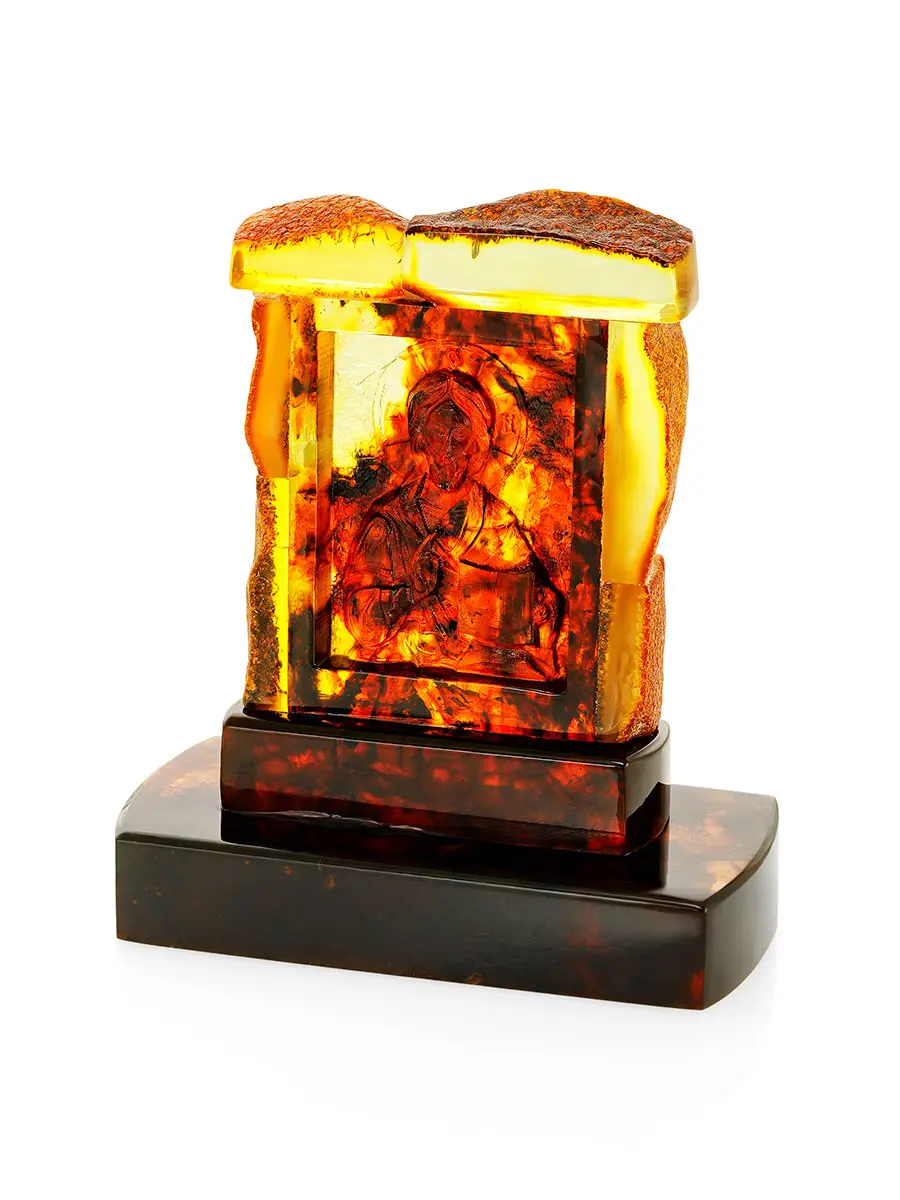 картинка Резьба на кусочке натурального янтаря на подставке «Спас Вседержитель» в онлайн магазине