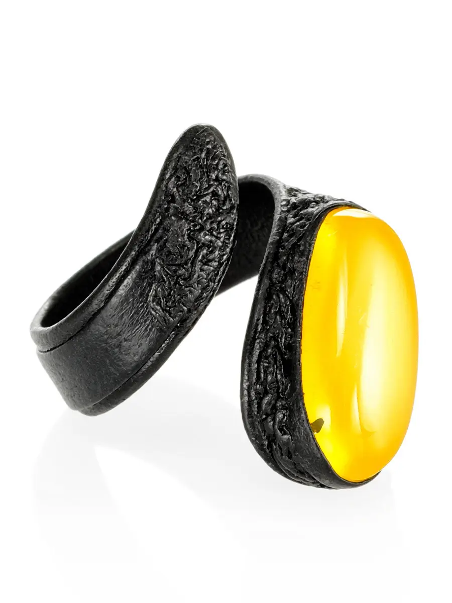 картинка Оригинальное кольцо из кожи с натуральным медовым янтарём «Змейка» в онлайн магазине