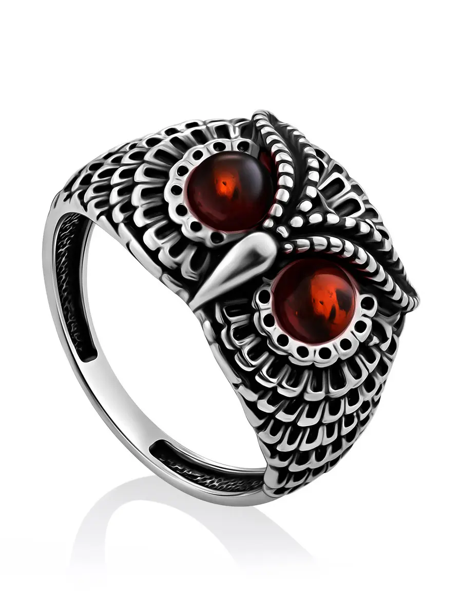 картинка Оригинальное кольцо из серебра со вставками из янтаря вишнёвого цвета «Филин» в онлайн магазине