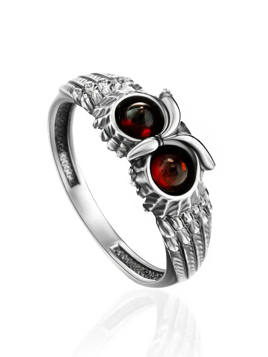 картинка Тонкое необычное кольцо из серебра, украшенное вишнёвым янтарём «Филин» в онлайн магазине