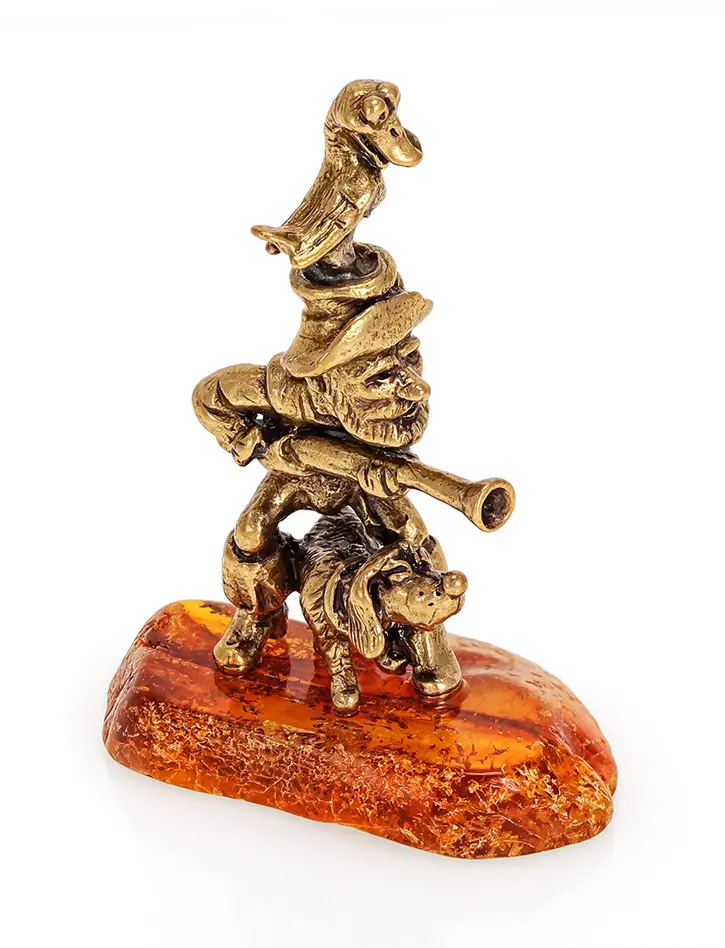 картинка Забавная сувенирная фигурка из цельного янтаря и латуни «Охотник» в онлайн магазине
