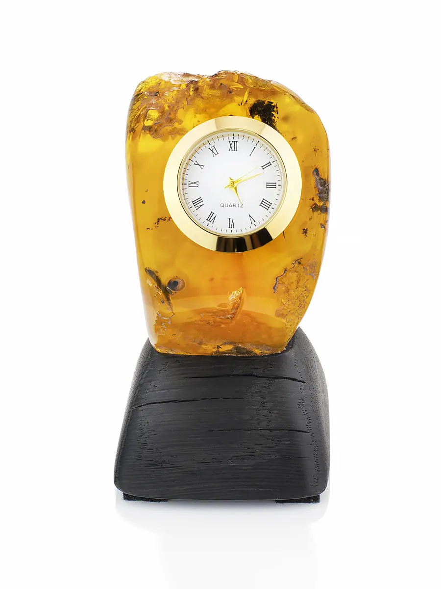 картинка Небольшие часы из янтаря на деревянной подставке в онлайн магазине