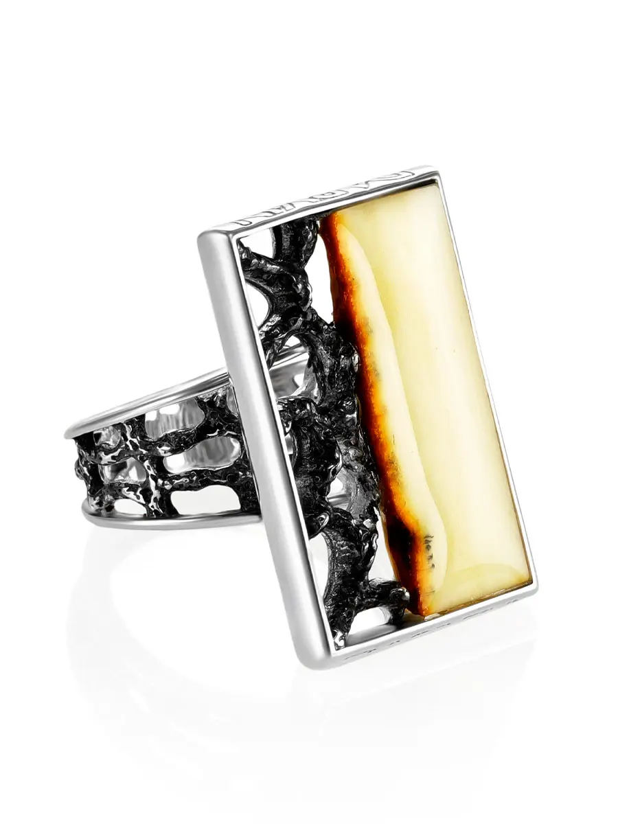 картинка Прямоугольное кольцо из серебра со вставкой пейзажного янтаря «Модерн» в онлайн магазине