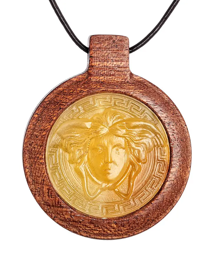 картинка Оригинальный кулон из дерева и натурального цельного янтаря с резьбой «Медуза Горгона» в онлайн магазине
