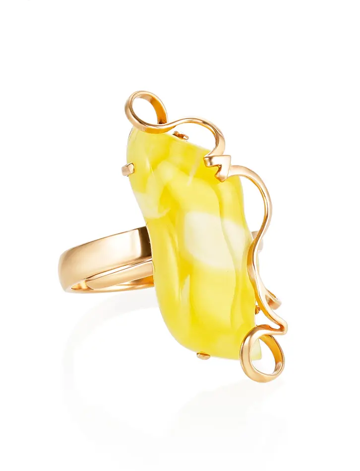 картинка Яркое кольцо из натурального цельного янтаря медового цвета в золотой оправе «Риальто» в онлайн магазине