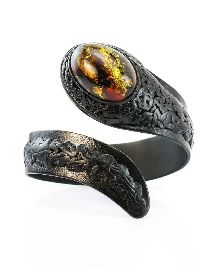 картинка Стильный браслет «Змейка» из натуральной кожи с крупным искрящимся янтарем в онлайн магазине