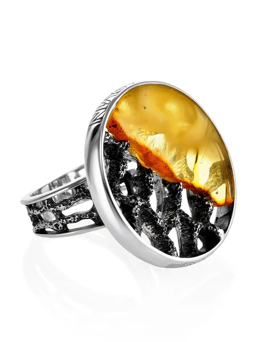 картинка Круглое кольцо со вставкой из уникального пейзажного янтаря «Модерн» в онлайн магазине