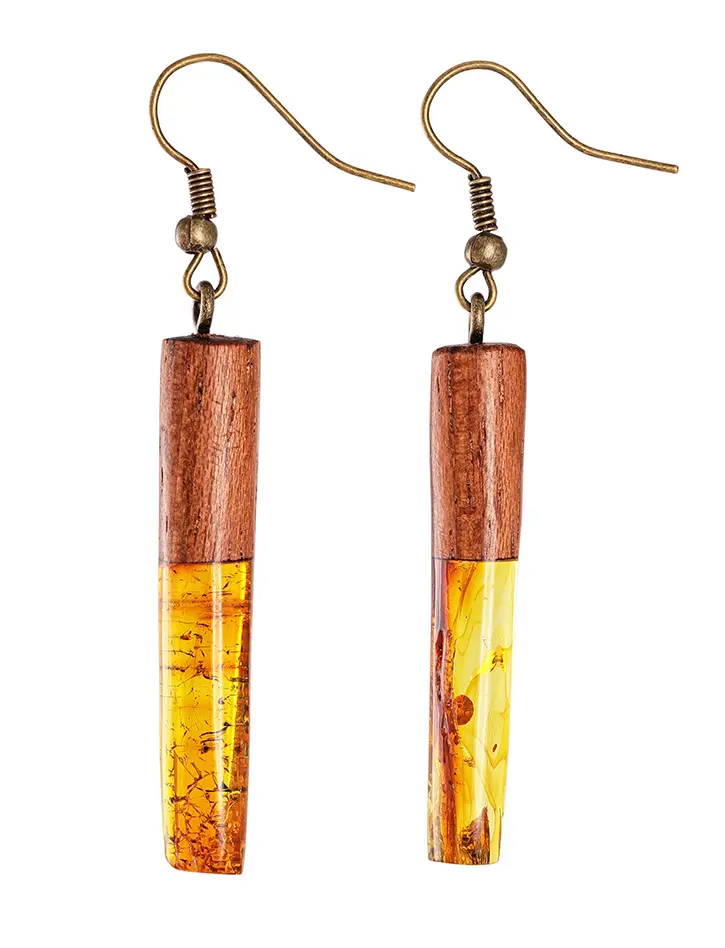 картинка Стильные серьги-цилиндры из натурального балтийского янтаря и дерева «Индонезия» в онлайн магазине