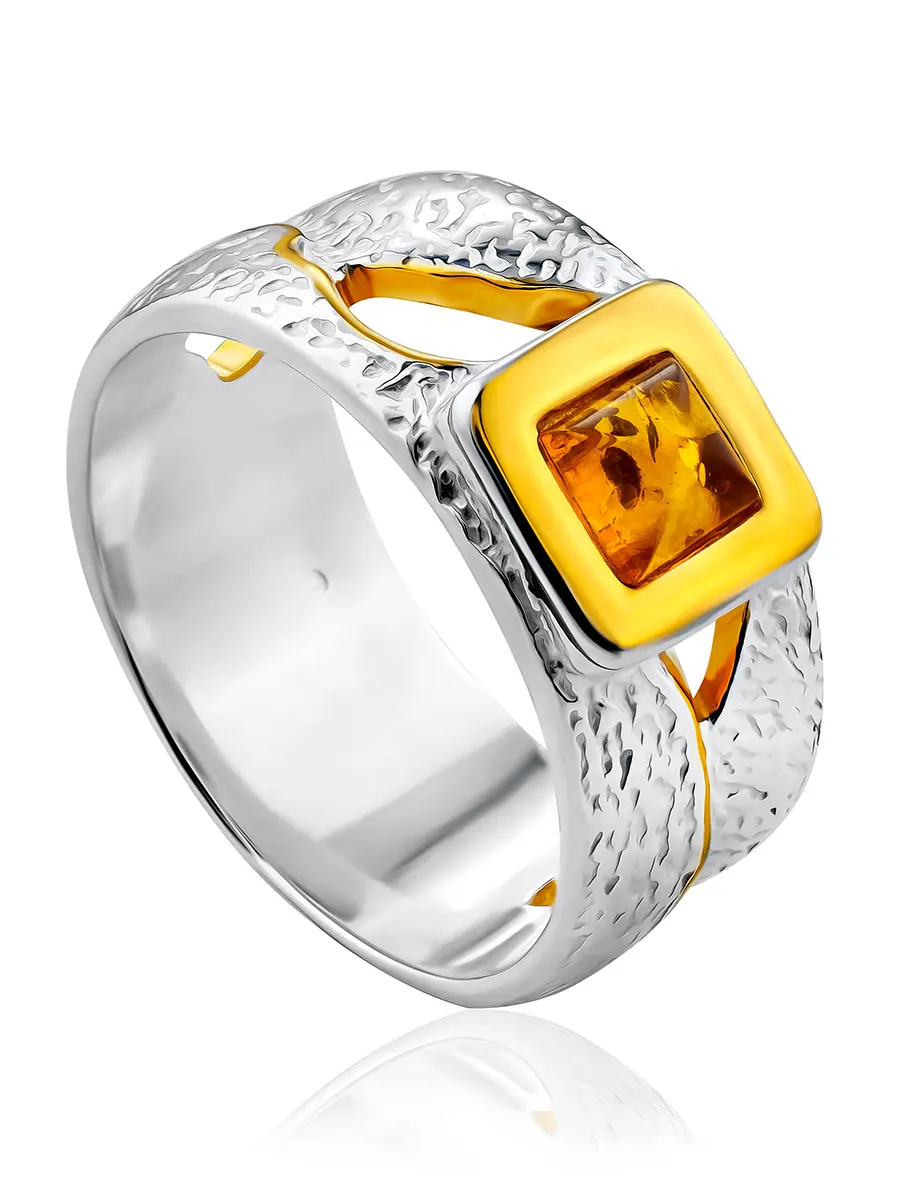 картинка Стильное кольцо из фактурного серебра с позолотой и янтаря «Претория» в онлайн магазине