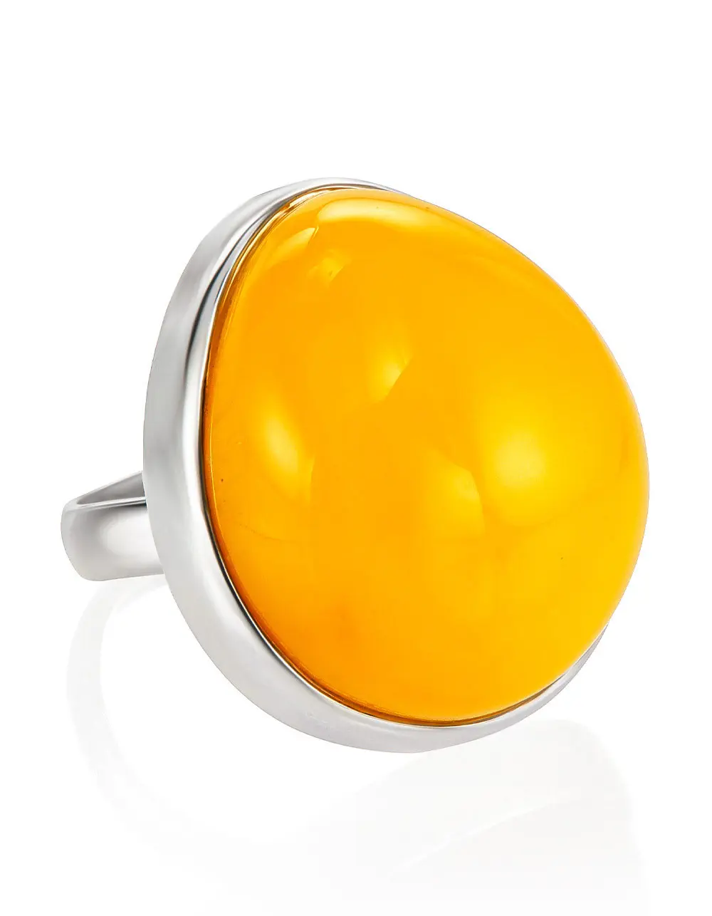 картинка Роскошное объёмное кольцо со вставкой из натурального балтийского янтаря «Глянец» в онлайн магазине
