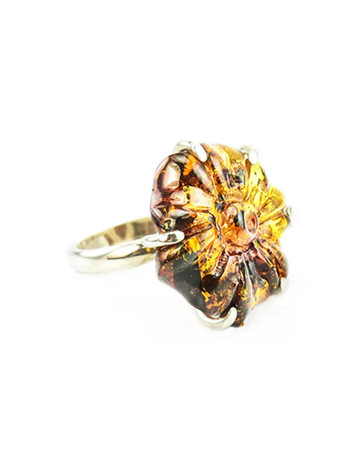 картинка Серебряное кольцо с крупной резной вставкой из натурального янтаря «Ромашка» в онлайн магазине