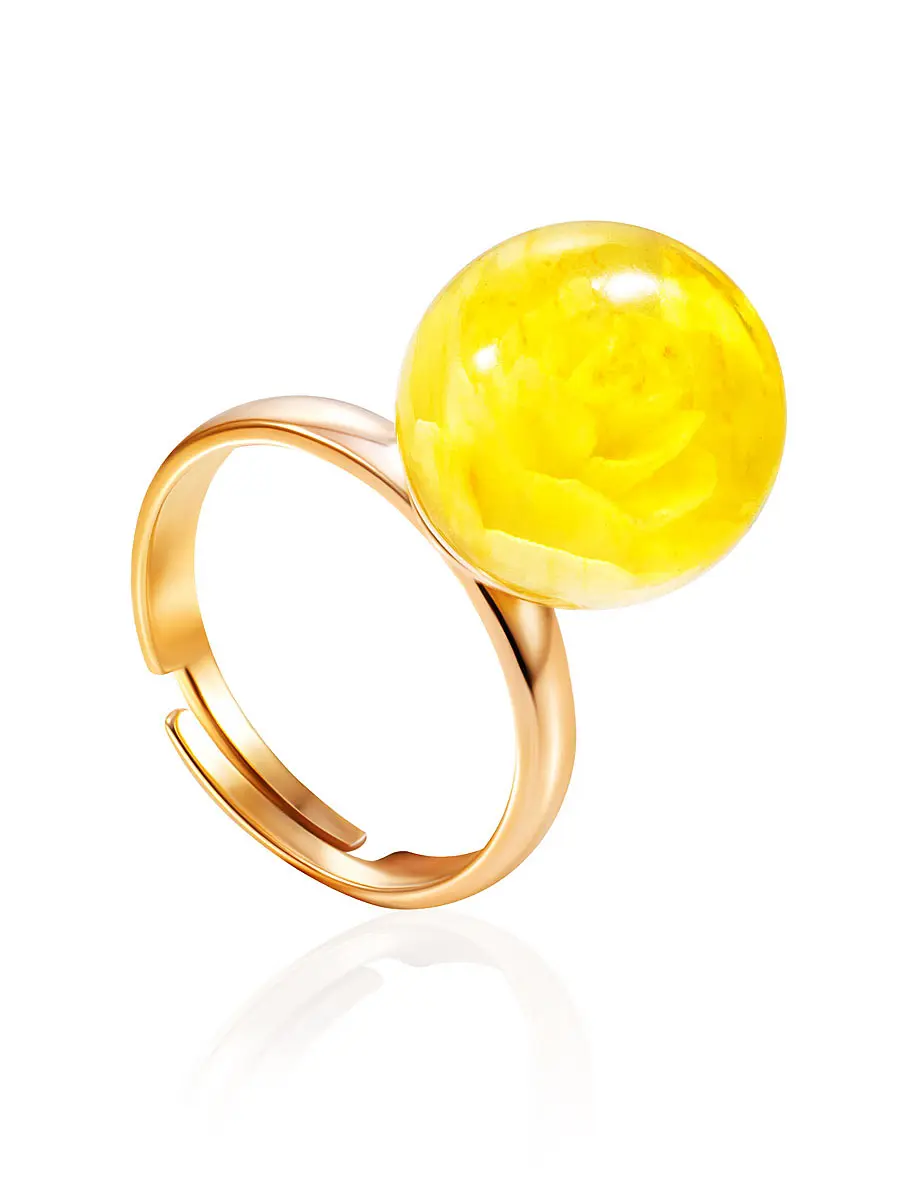 картинка Эффектное кольцо с янтарём с резьбой-инталией «Роза» в онлайн магазине