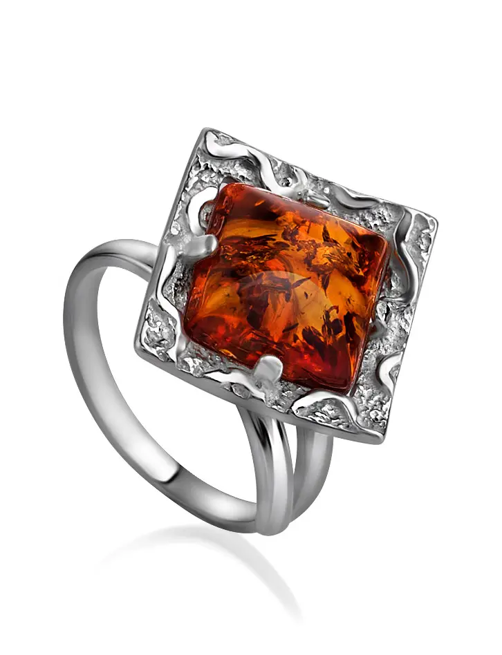 картинка Элегантное кольцо из серебра и натурального балтийского янтаря коньячного цвета «Авангард» в онлайн магазине
