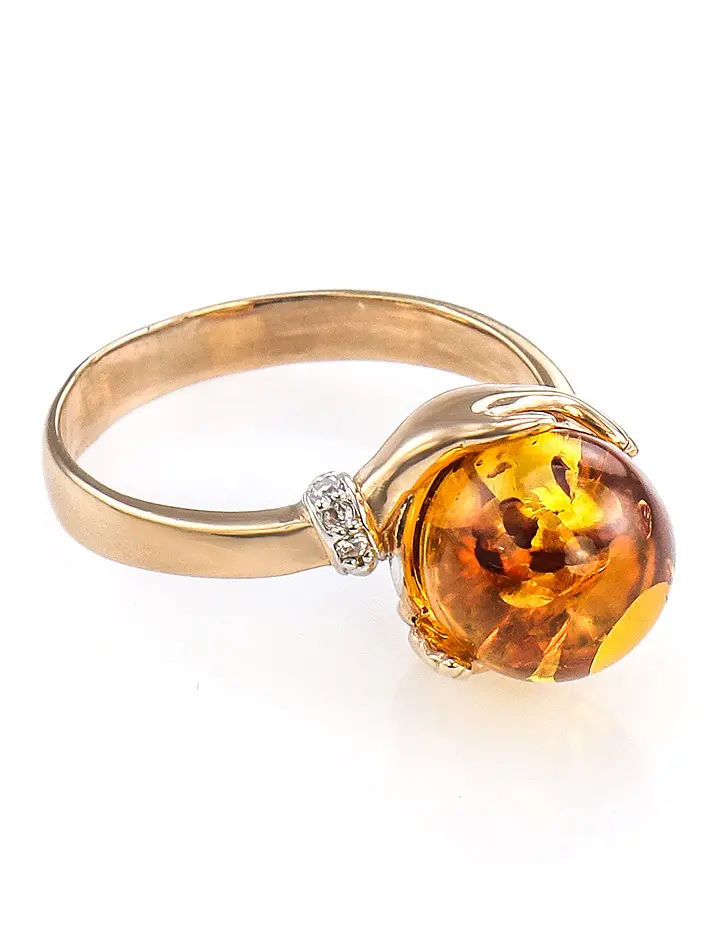 картинка Изумительное кольцо из золота с 6 бриллиантами и натуральным балтийским янтарём «Объятия» в онлайн магазине