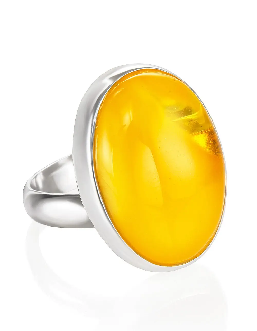 картинка Овальное кольцо из натурального балтийского янтаря медового цвета «Глянец» в онлайн магазине