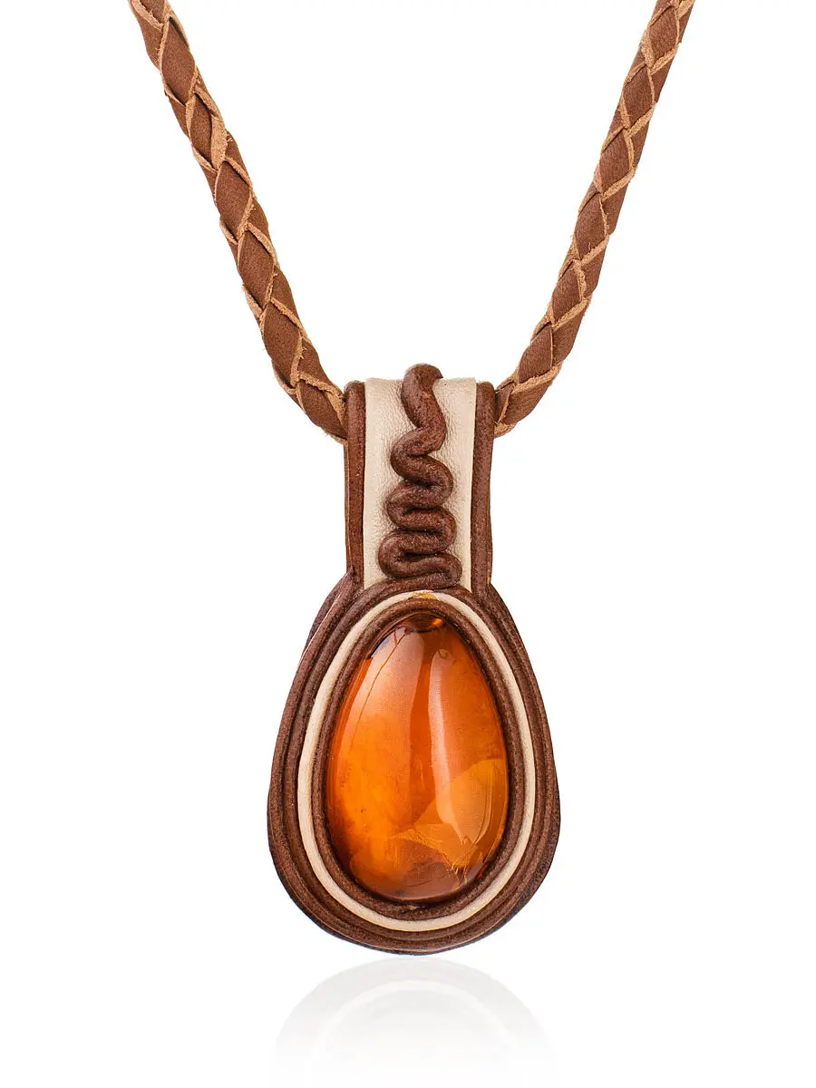 картинка Подвеска из натуральной кожи, украшенная коньячным янтарём «Амазонка» в онлайн магазине
