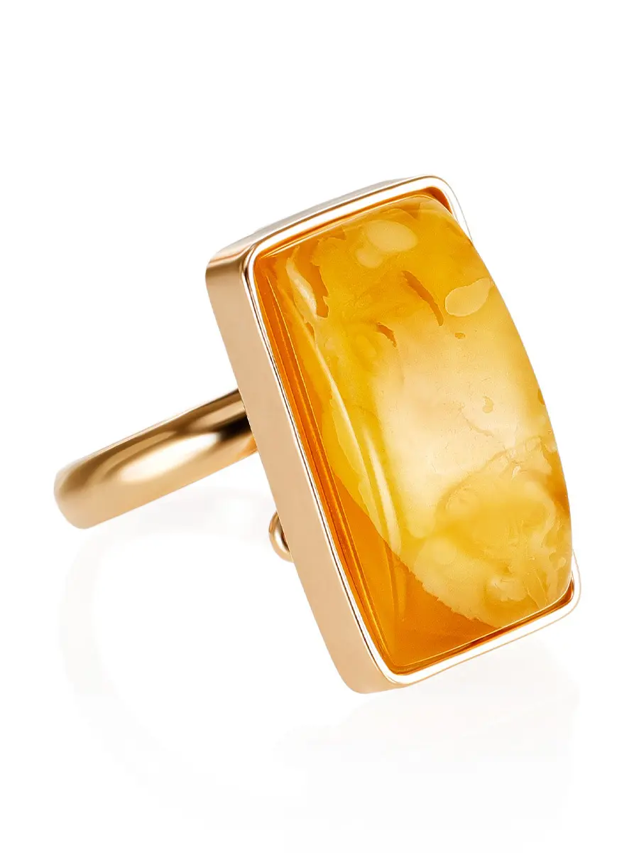 картинка Стильное кольцо прямоугольной формы из текстурного янтаря в онлайн магазине