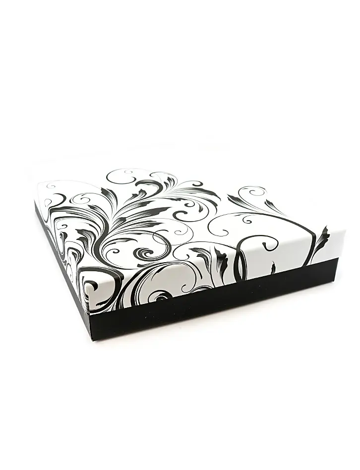 картинка Подарочная коробочка 154х154 мм черно-белая с вензелями в онлайн магазине
