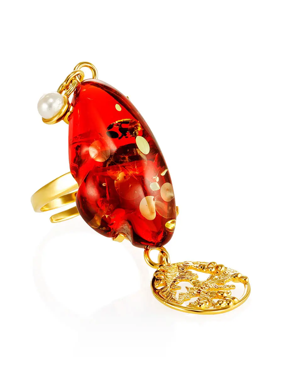 картинка Яркое кольцо из красного янтаря с жемчугом в серебре с позолотой «Версаль» в онлайн магазине