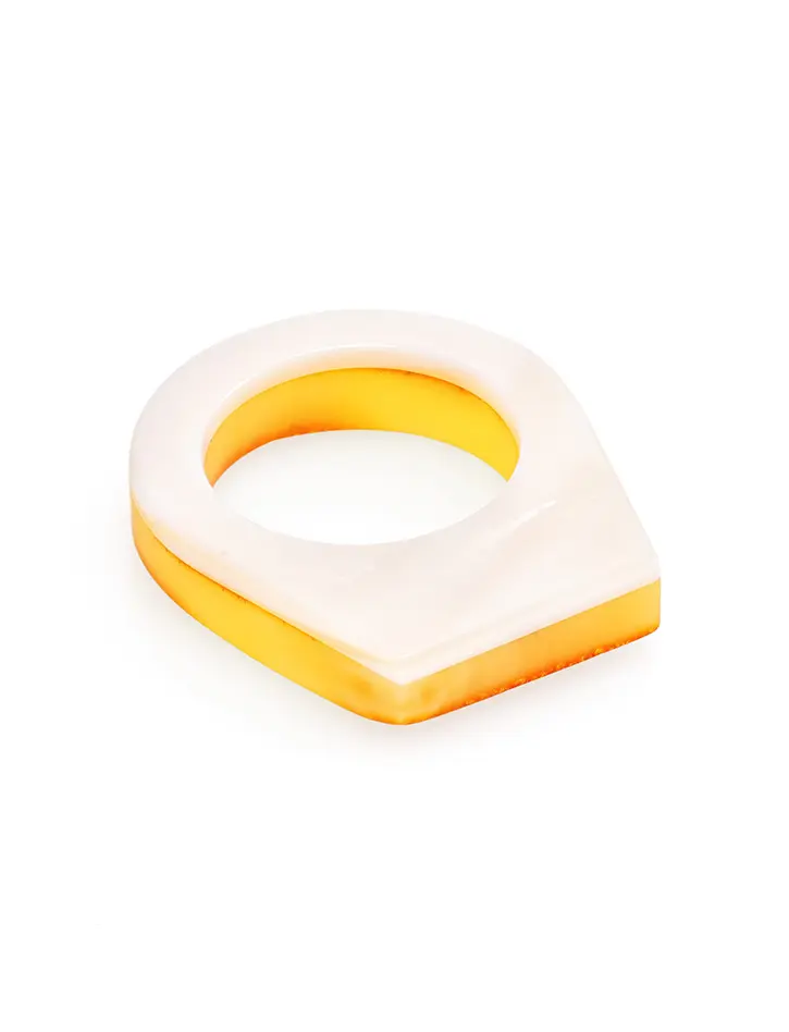 картинка Кольцо из цельного янтаря медового цвета и перламутра «Фаэтон» в онлайн магазине