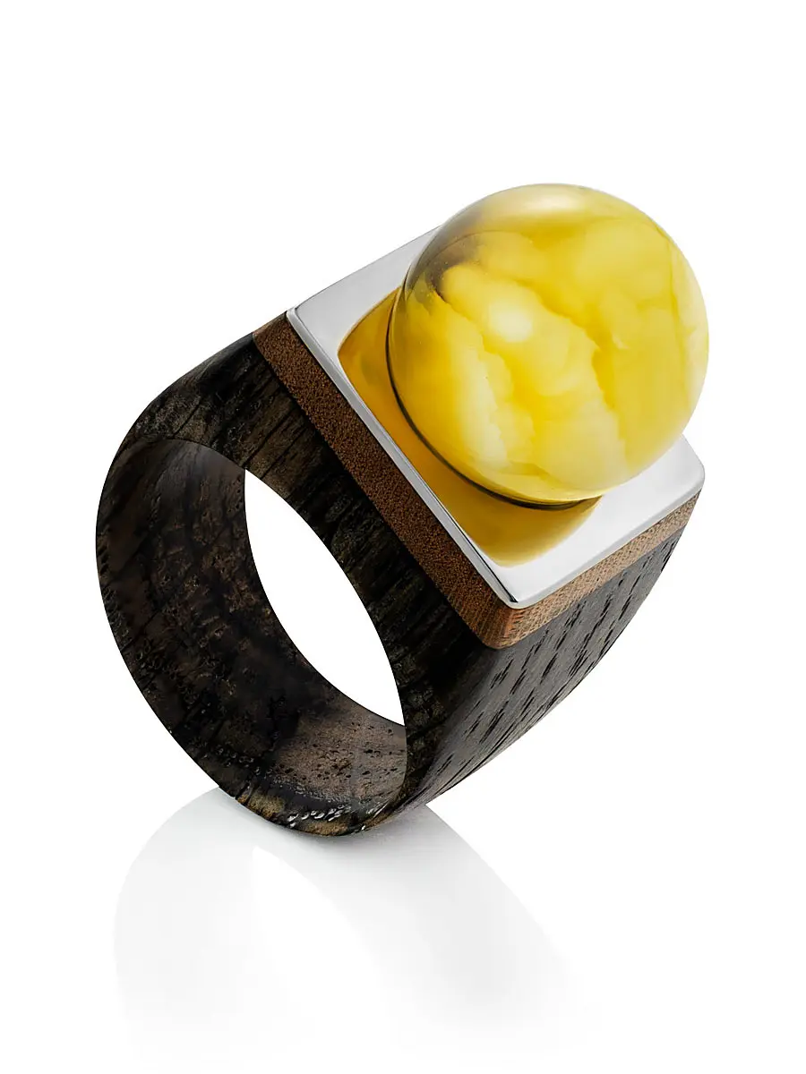 картинка Оригинальный перстень из древесины венге с натуральным пейзажным янтарём «Индонезия» в онлайн магазине
