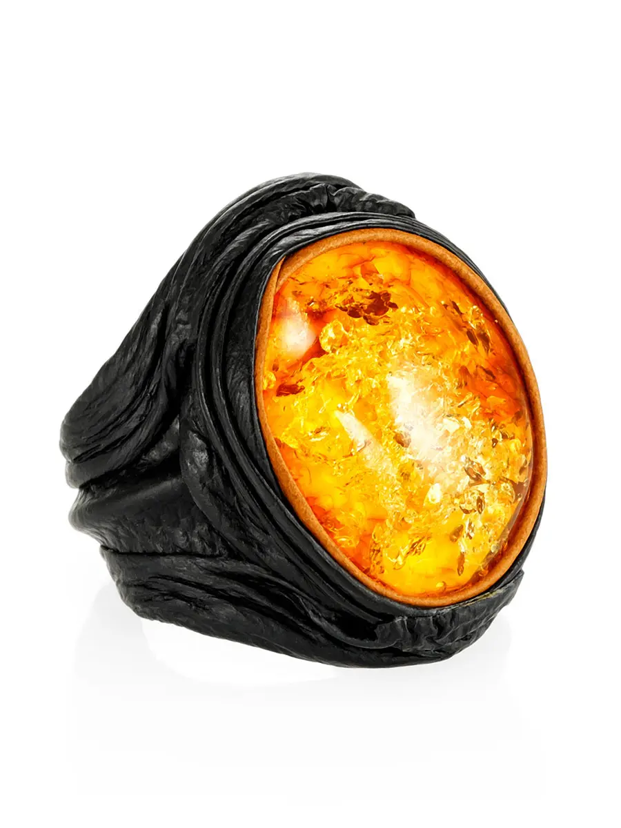 картинка Крупный перстень из чёрной кожи, украшенный натуральным янтарём «Амазонка» в онлайн магазине