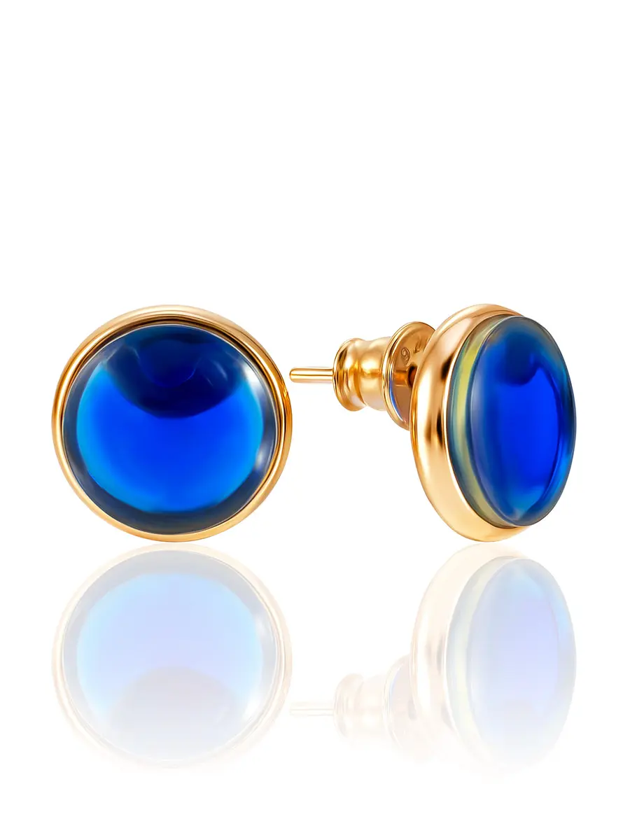 картинка Яркие позолоченные пусеты с янтарём синего цвета «Фурор» в онлайн магазине