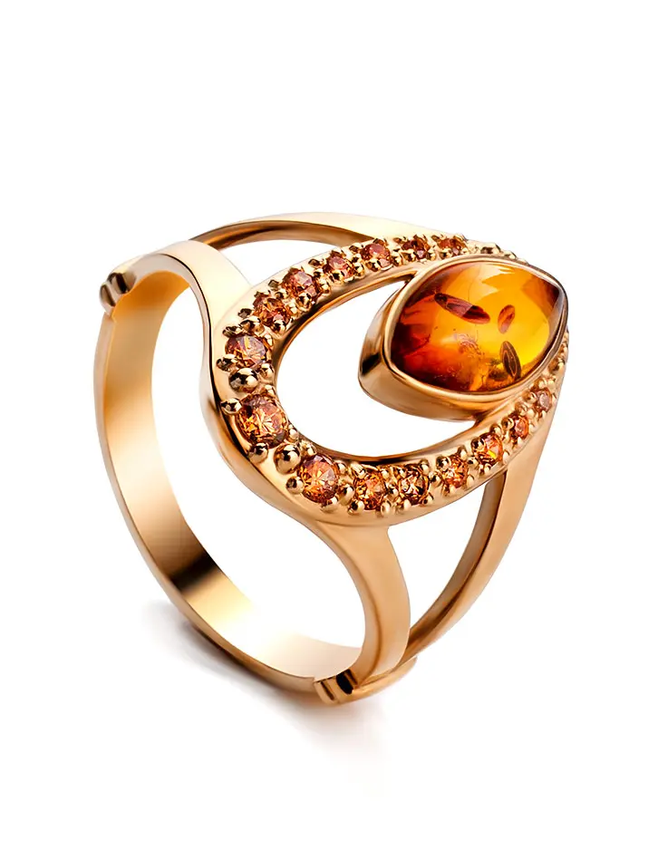 картинка Яркое позолоченное кольцо с коньячным янтарём и цирконитами «Ренессанс» в онлайн магазине