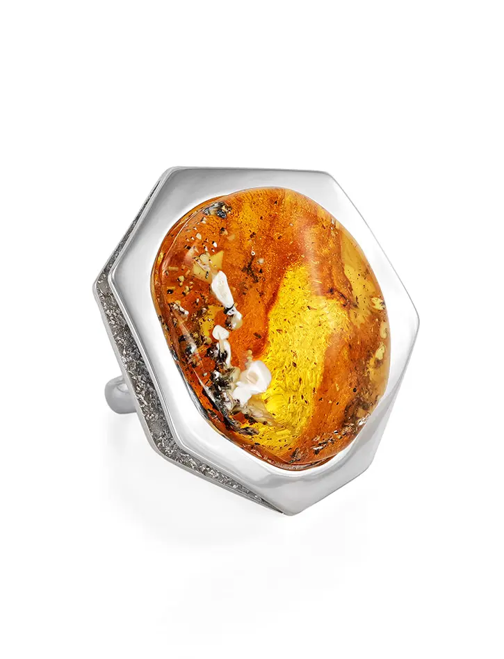 картинка Необычное крупное кольцо из серебра с уникальным кусочком натурального янтаря в онлайн магазине