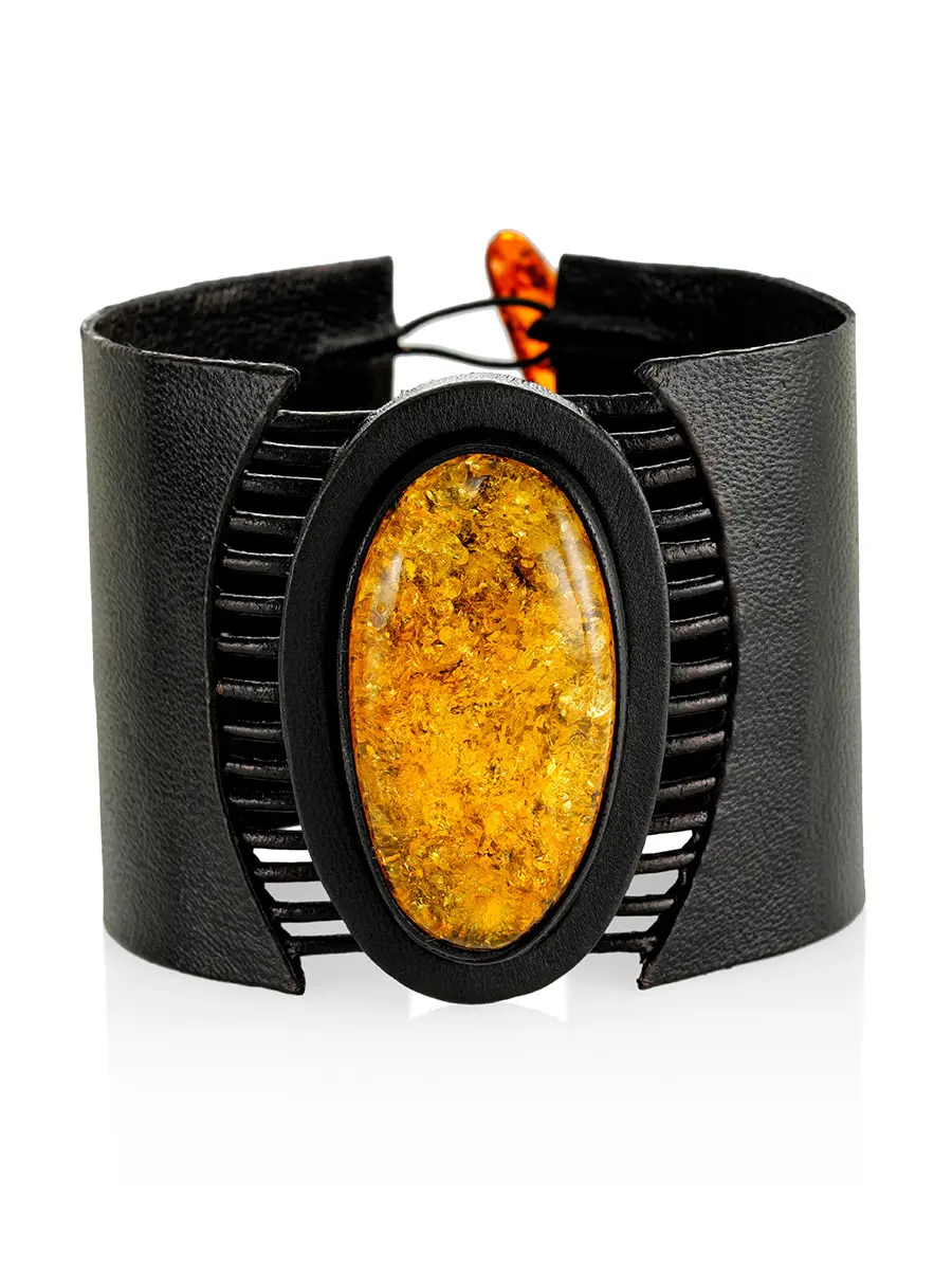 картинка Кожаный браслет с искрящейся янтарной вставкой «Амазонка» в онлайн магазине