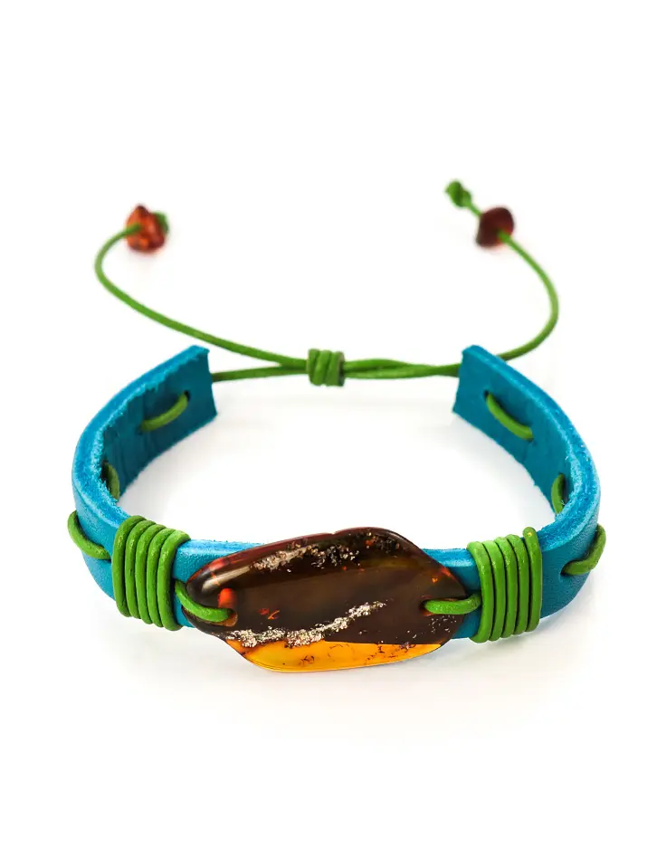 картинка Стильный браслет из кожи бирюзового цвета, переплетённой зелёным шнурком с крупным коньячным янтарём «Копакабана» в онлайн магазине