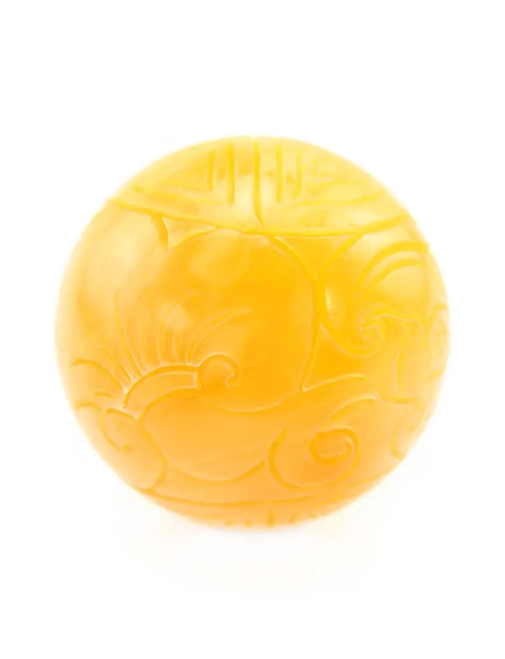 картинка Крупный сувенирный шар из янтаря насыщенного медового цвета с резьбой «Цветочный орнамент» в онлайн магазине