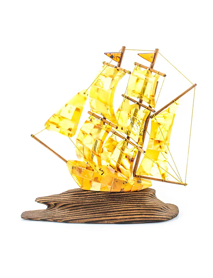 картинка Парусник из янтаря на деревянной подставке в онлайн магазине