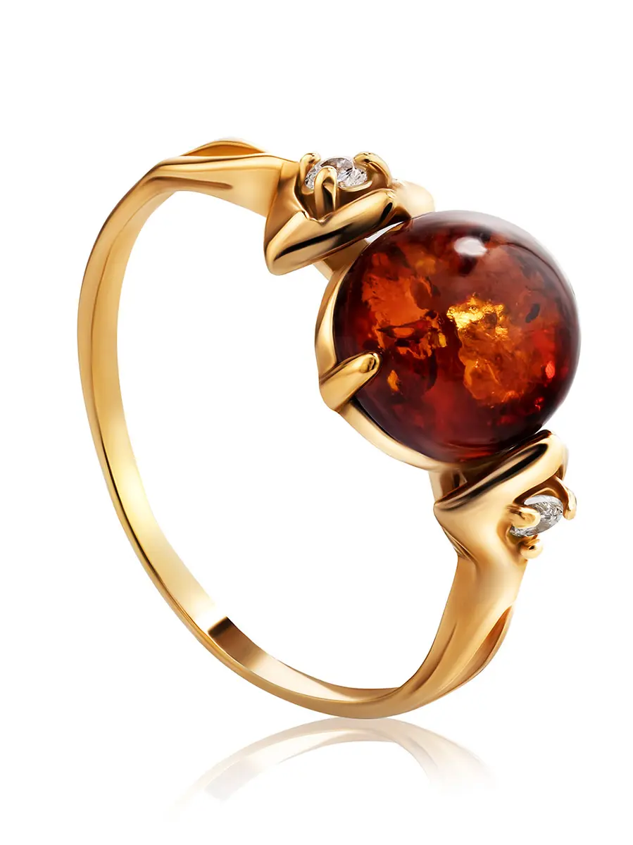 картинка Изящное кольцо из серебра с позолотой, украшенное янтарём и фианитами «Самбия» в онлайн магазине