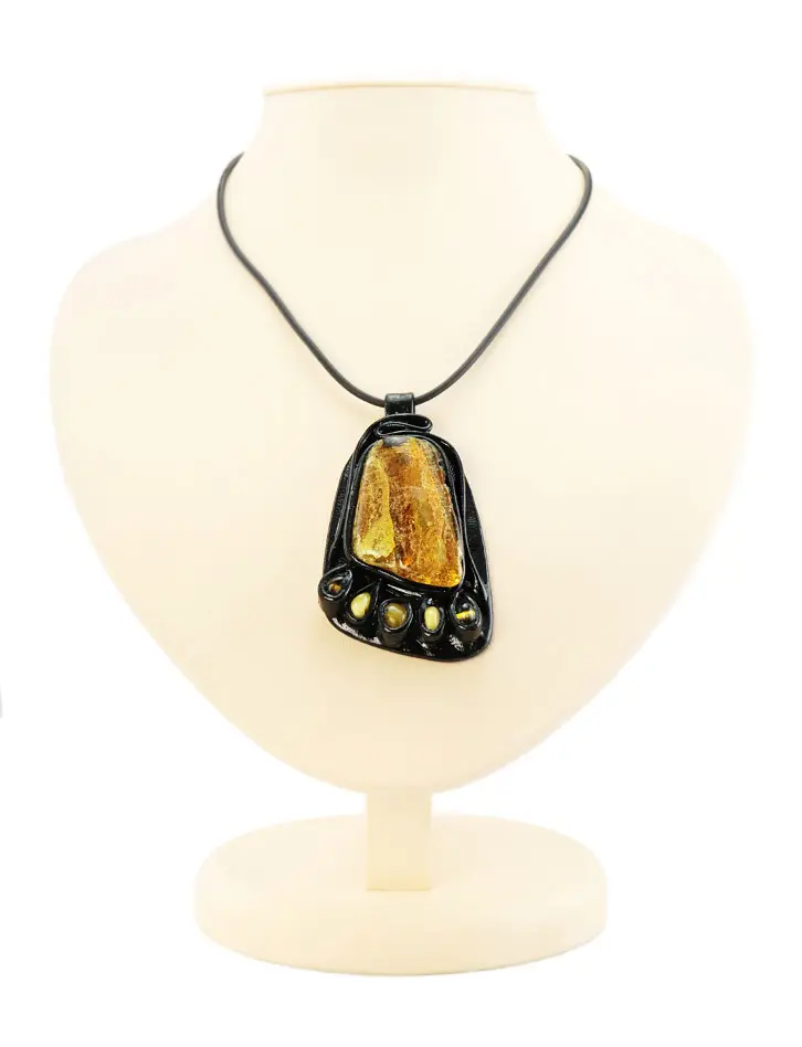 картинка Крупная подвеска из полупрозрачного золотистого янтаря в кожаном обрамлении «Амазонка» в онлайн магазине