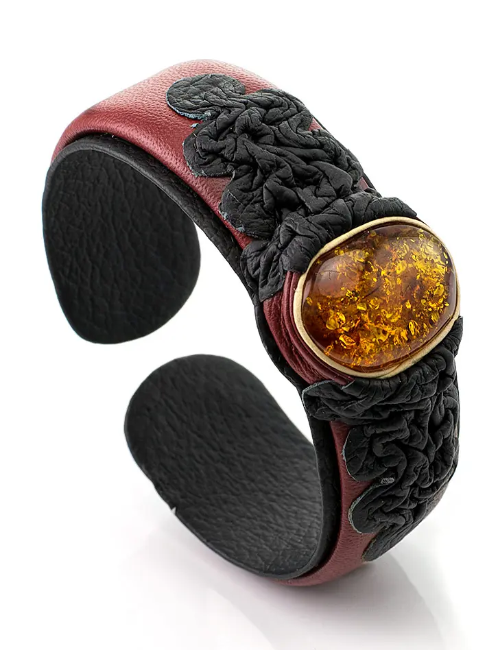 картинка Бордовый браслет из натуральной кожи и балтийского янтаря «Амазонка» в онлайн магазине