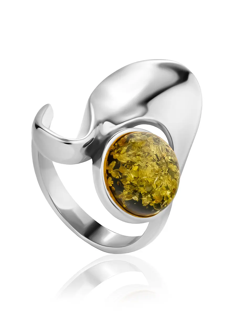 картинка Эффектное кольцо с натуральным янтарём зелёного цвета «Маверикс» в онлайн магазине